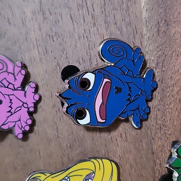 Disney Pin Lot: Tangled, Rapunzel, Pascal, Wall-E, Eve, Princesses, and Mulan - Picture 6 of 16